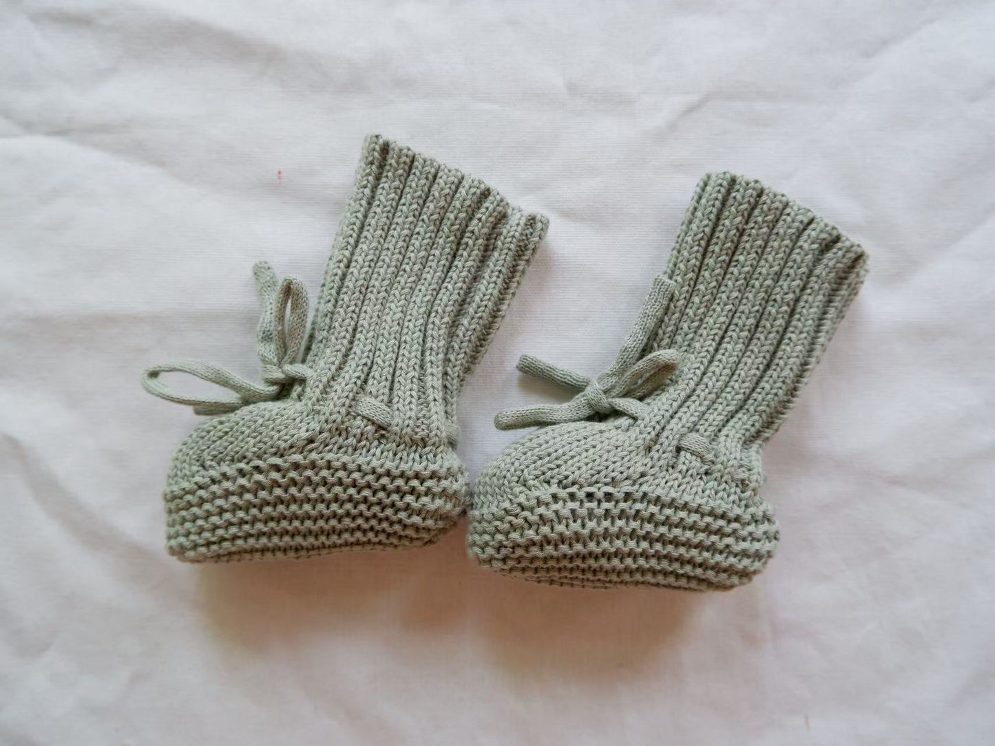 Chaussons bébé en tricot avec finition soignée