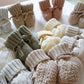 Gros plan sur la texture douce des chaussons tricotés