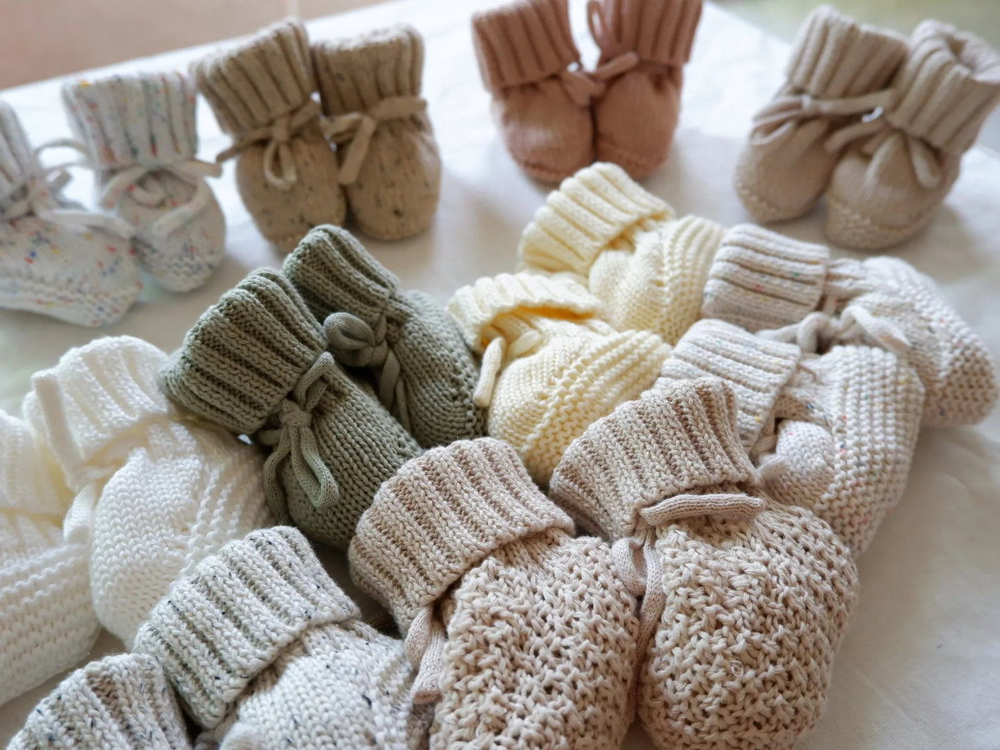 Gros plan sur la texture douce des chaussons tricotés