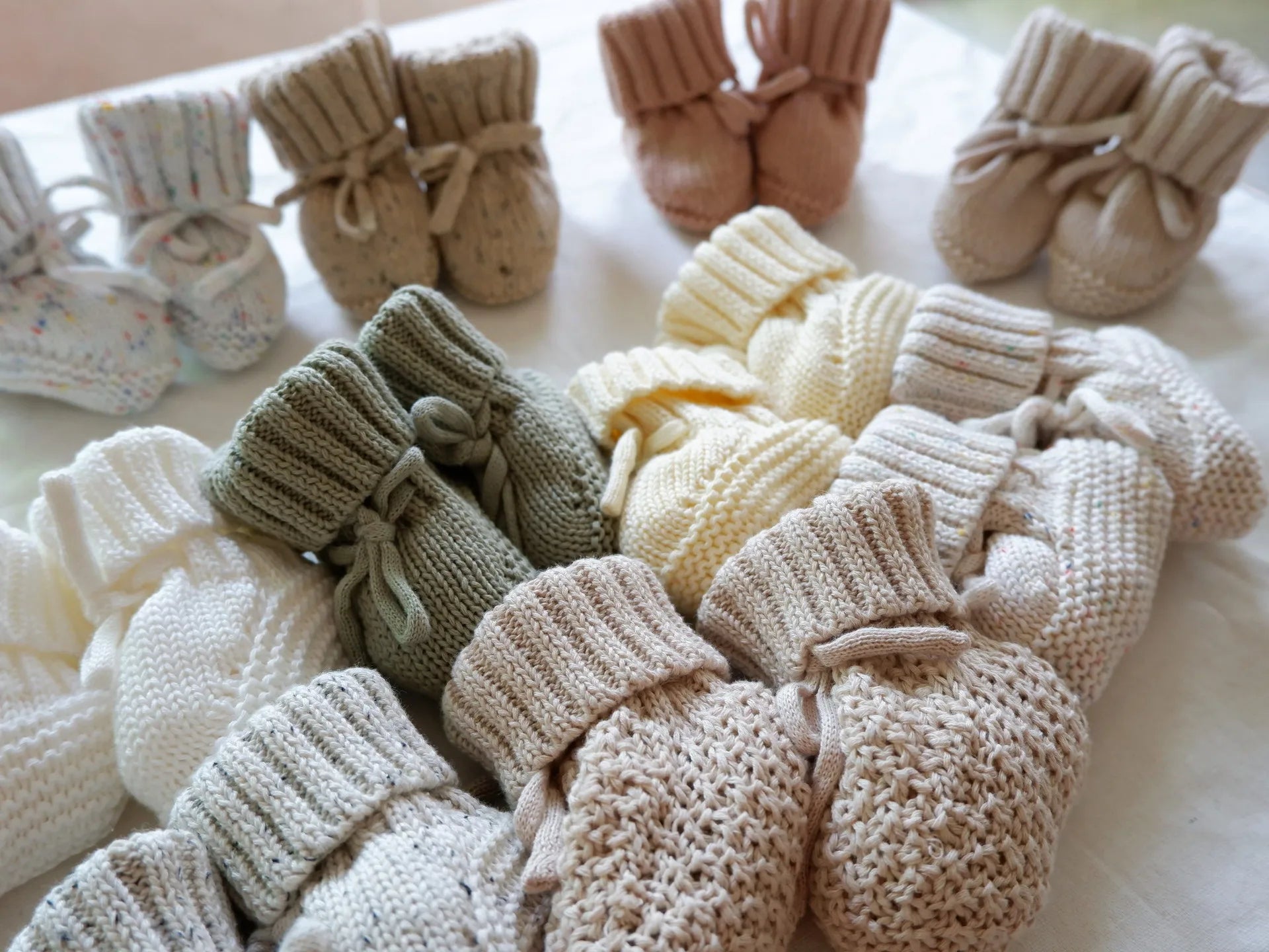 Gros plan sur la texture douce des chaussons tricotés