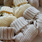 Vue latérale de chaussons tricotés avec détails en cuir