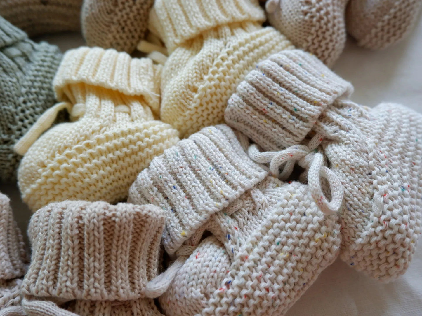 Vue latérale de chaussons tricotés avec détails en cuir