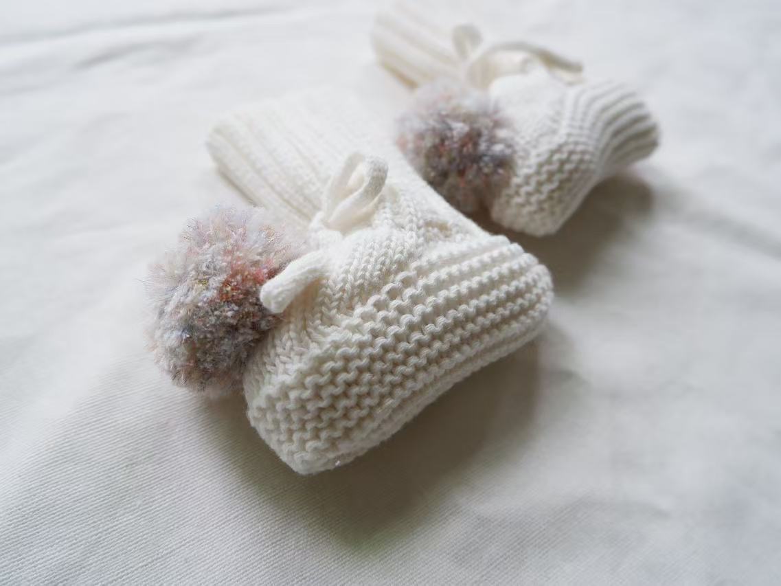 Chaussons tricotés avec motif rayé pour bébé