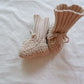 Chaussons en tricot rose pour bébé sur fond blanc