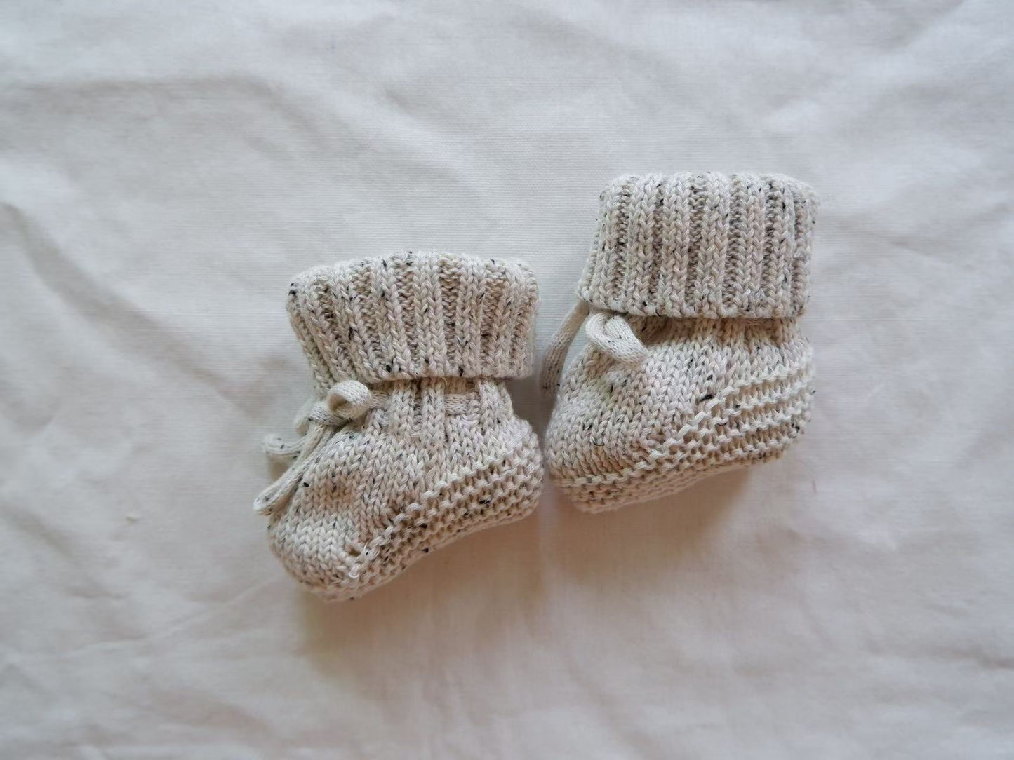 Chaussons en tricot pour bébé avec lacets décoratifs
