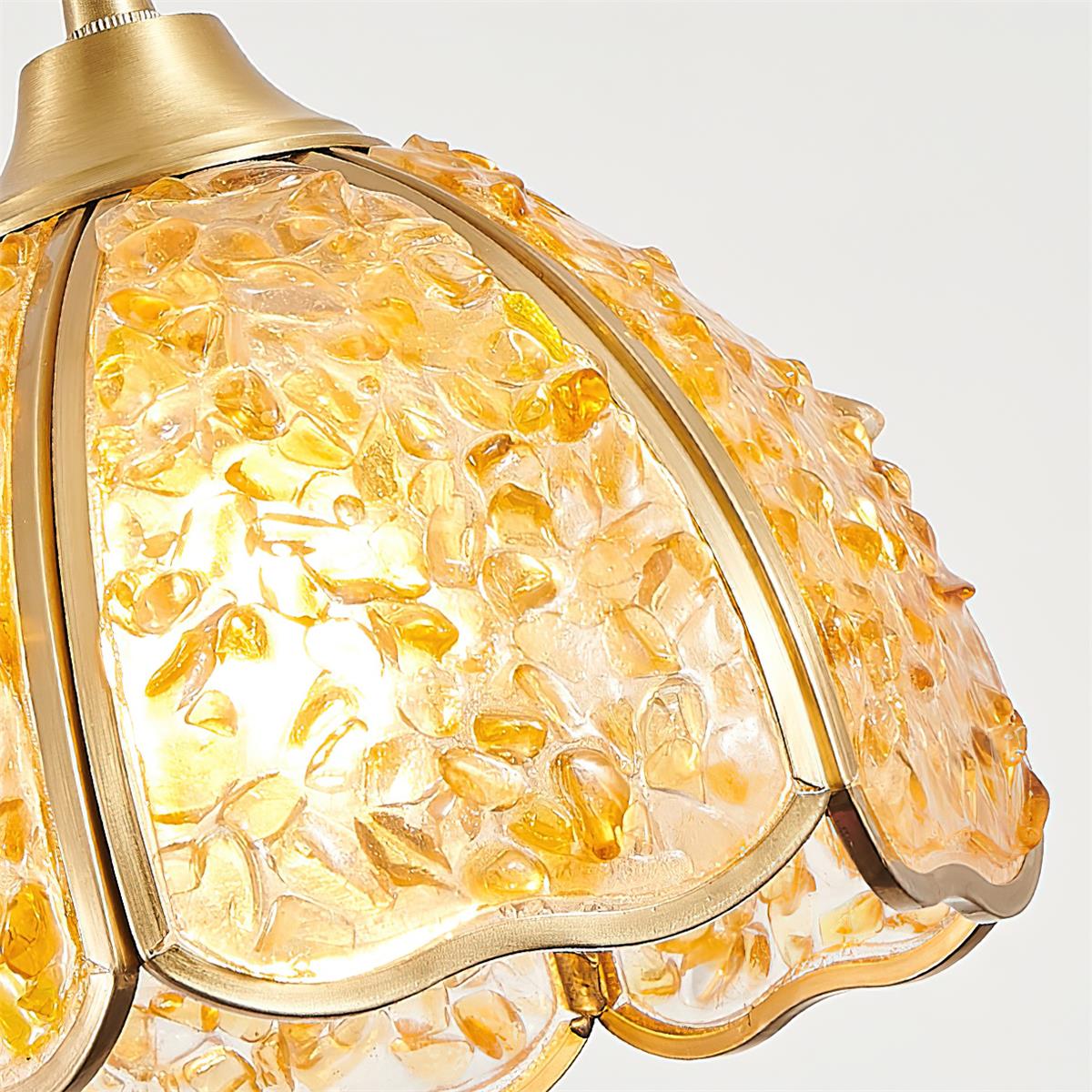 Vue de côté de la lampe suspendue, motifs floraux