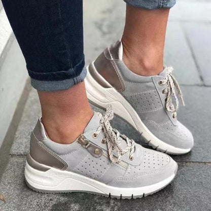Chaussures orthopédiques femme avec semelles anatomiques visibles