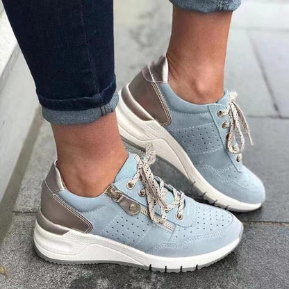 Vue latérale de chaussures de marche confortables pour femmes