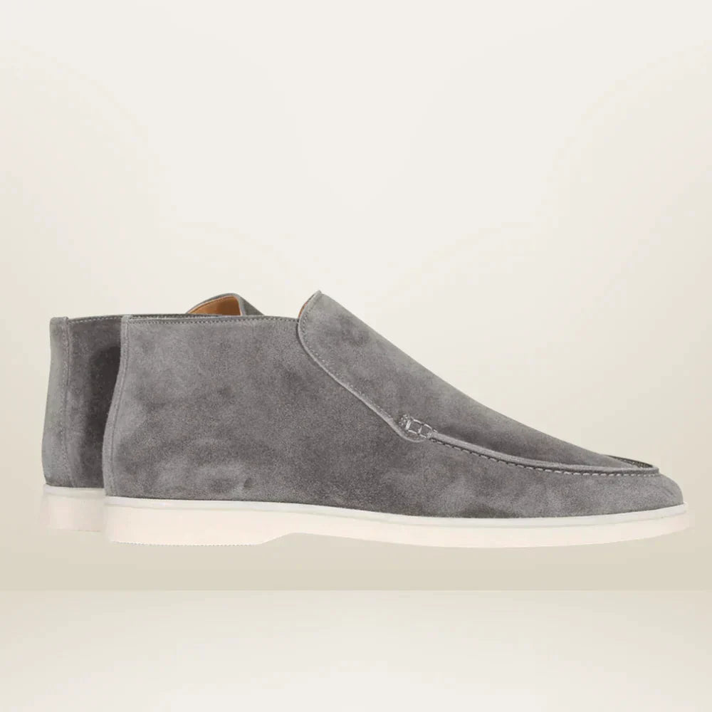 Gros plan sur la texture du suède végan des mocassins