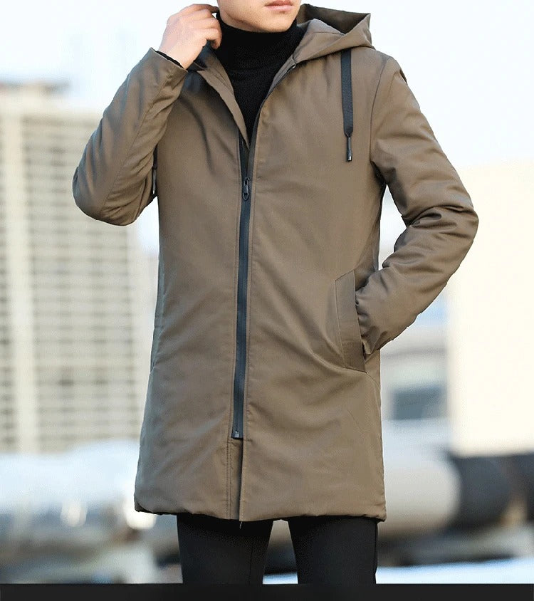 Homme ajustant la capuche d'un manteau imperméable