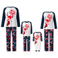 Famille portant des pyjamas de Noël coordonnés en coton rouge
