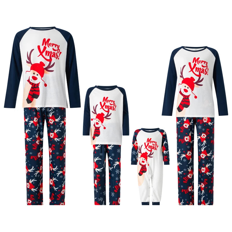 Famille portant des pyjamas de Noël coordonnés en coton rouge
