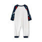 Enfants et adultes souriants en pyjamas de Noël assortis