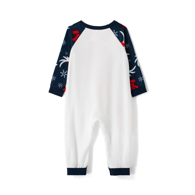 Enfants et adultes souriants en pyjamas de Noël assortis