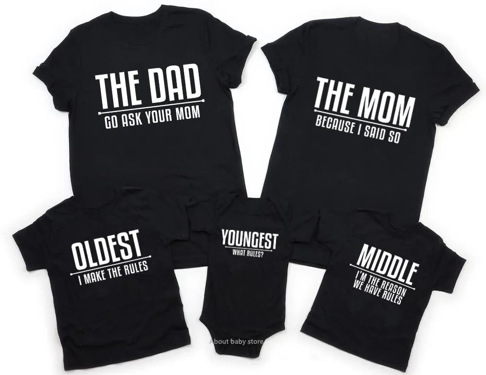 Famille portant des t-shirts coordonnés en coton dans un parc