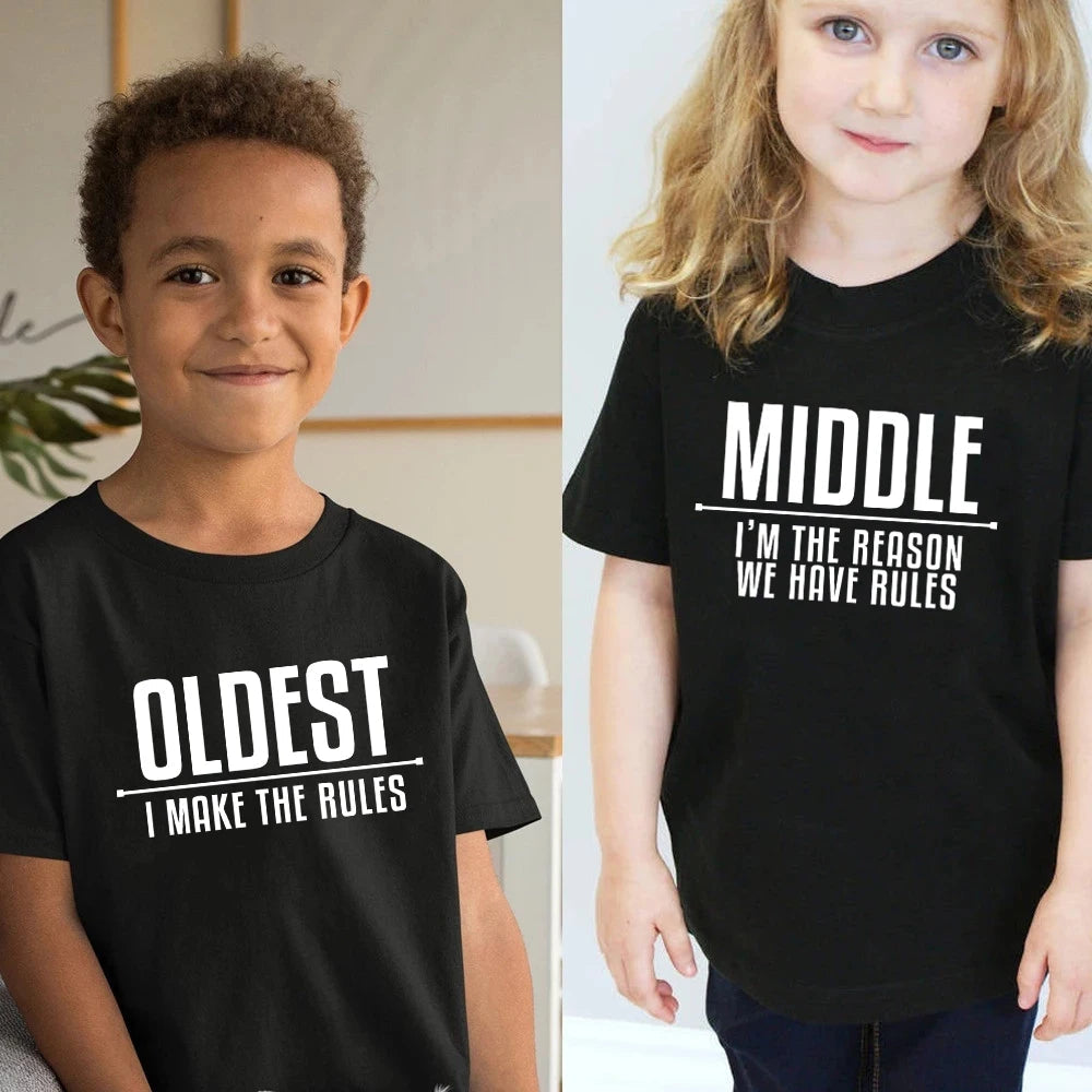 Enfants souriants en t-shirts assortis, jouant dans le jardin