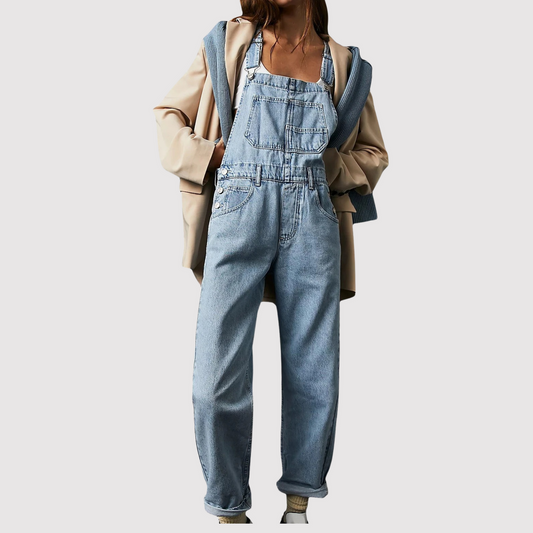 Salopette en denim portée avec un T-shirt blanc