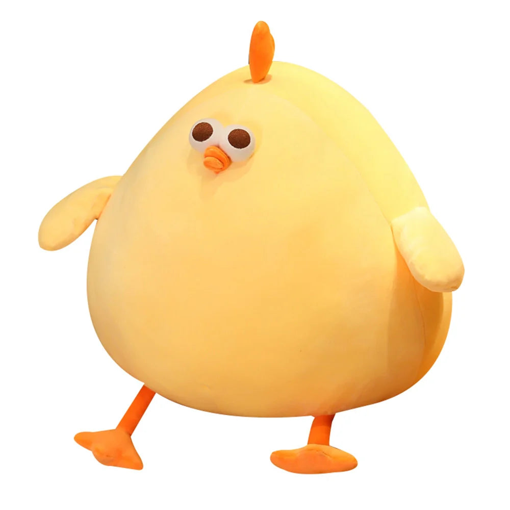 Enfant câlinant un grand poulet en peluche doux