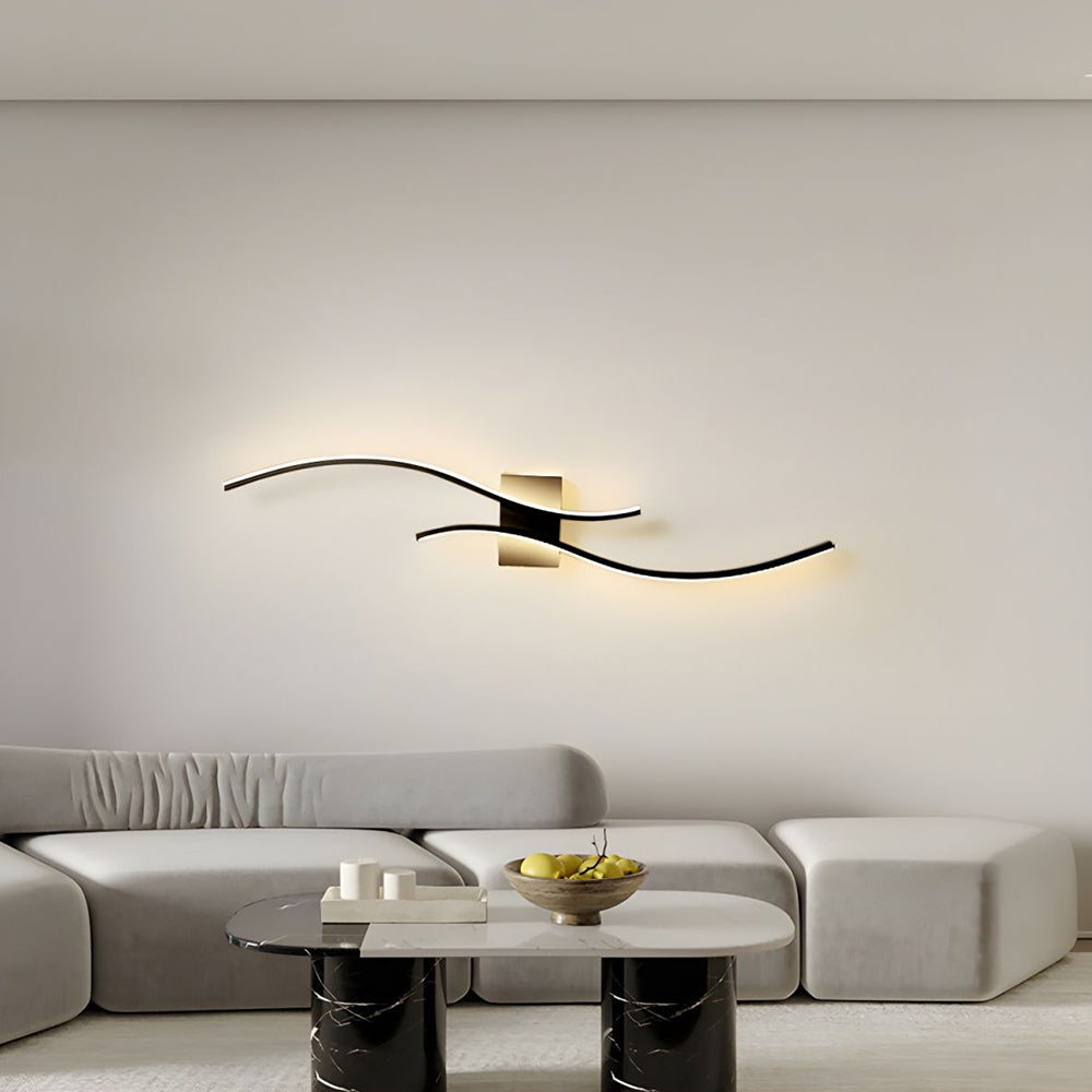 Applique murale LED ondulée sur fond blanc