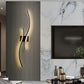 Détail du design ondulé en aluminium de la lampe