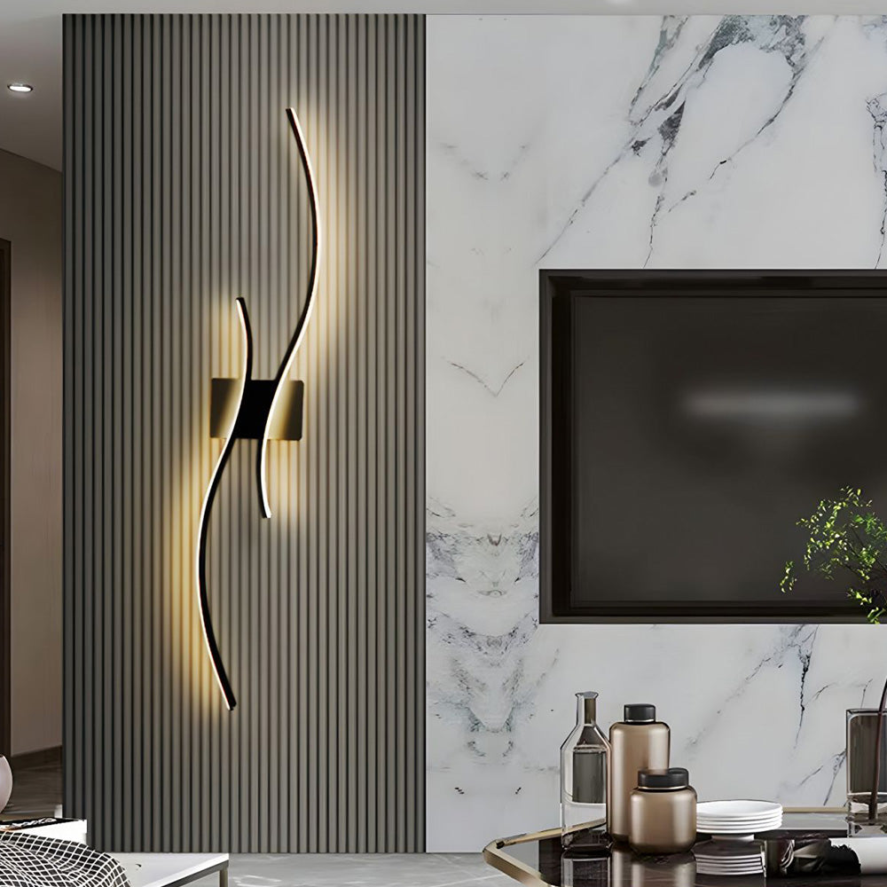 Détail du design ondulé en aluminium de la lampe