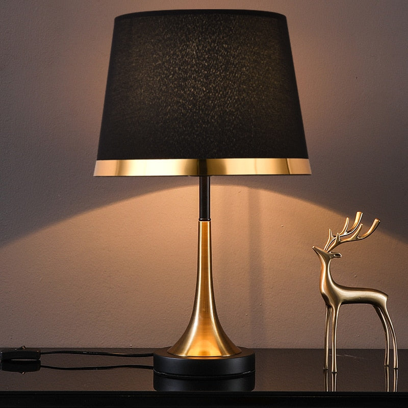 Vue rapprochée de la base dorée de la lampe rétro