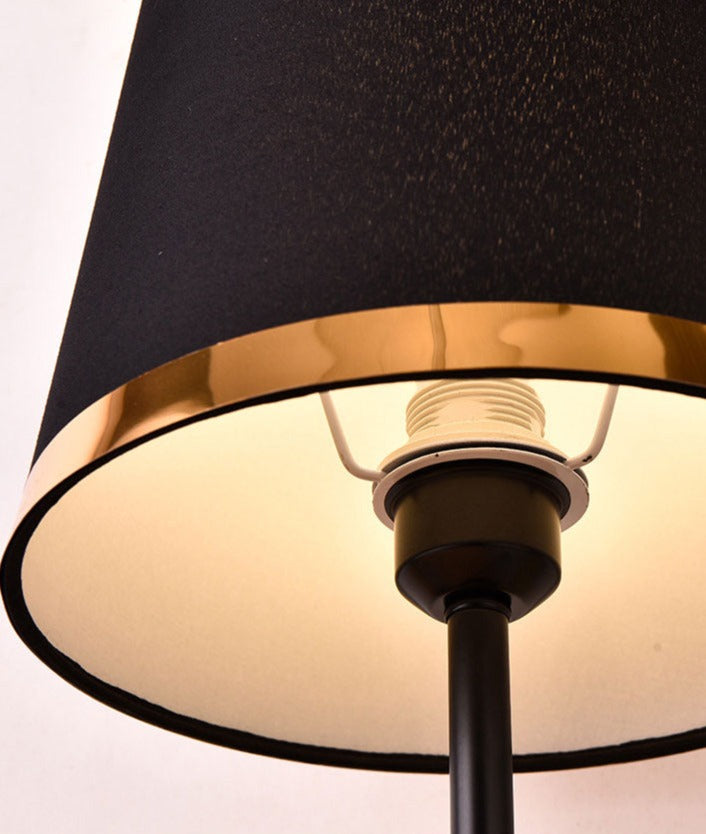 Lampe rétro sur un bureau moderne, ambiance élégante