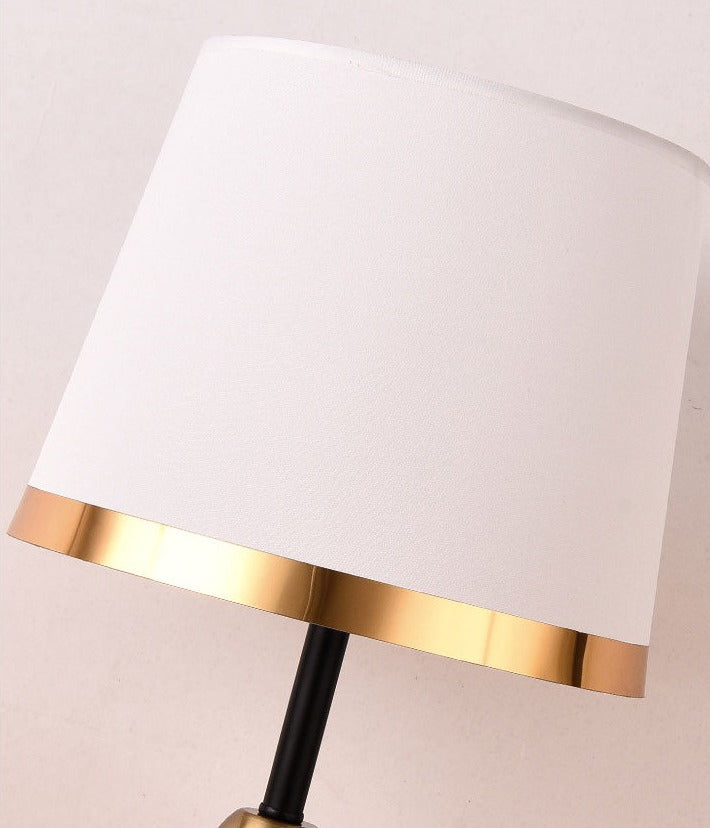Détail de l'abat-jour en tissu noir de la lampe