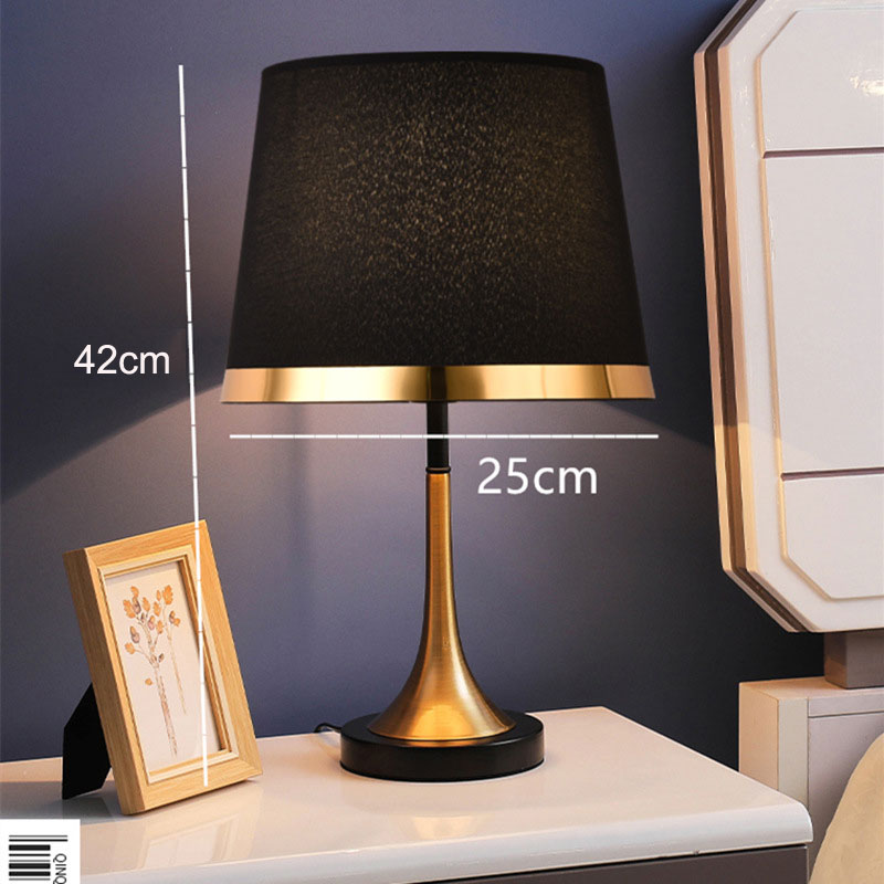 Lampe rétro dorée et noire, vue latérale complète