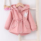 Gros plan sur le motif lapin de la veste enfant