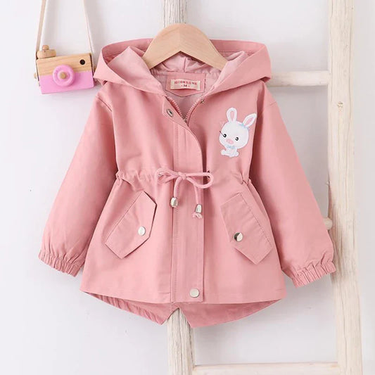 Gros plan sur le motif lapin de la veste enfant