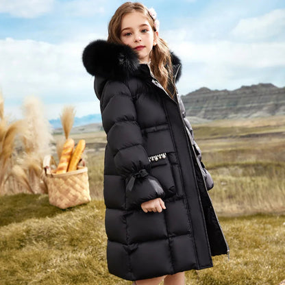 Vue arrière d'un manteau d'hiver violet pour enfant