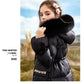 Capuche duveteuse d'un manteau d'hiver pour enfant