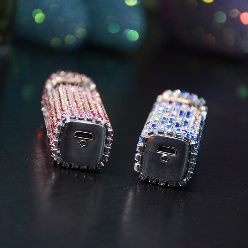 Gros plan sur les détails en strass du briquet