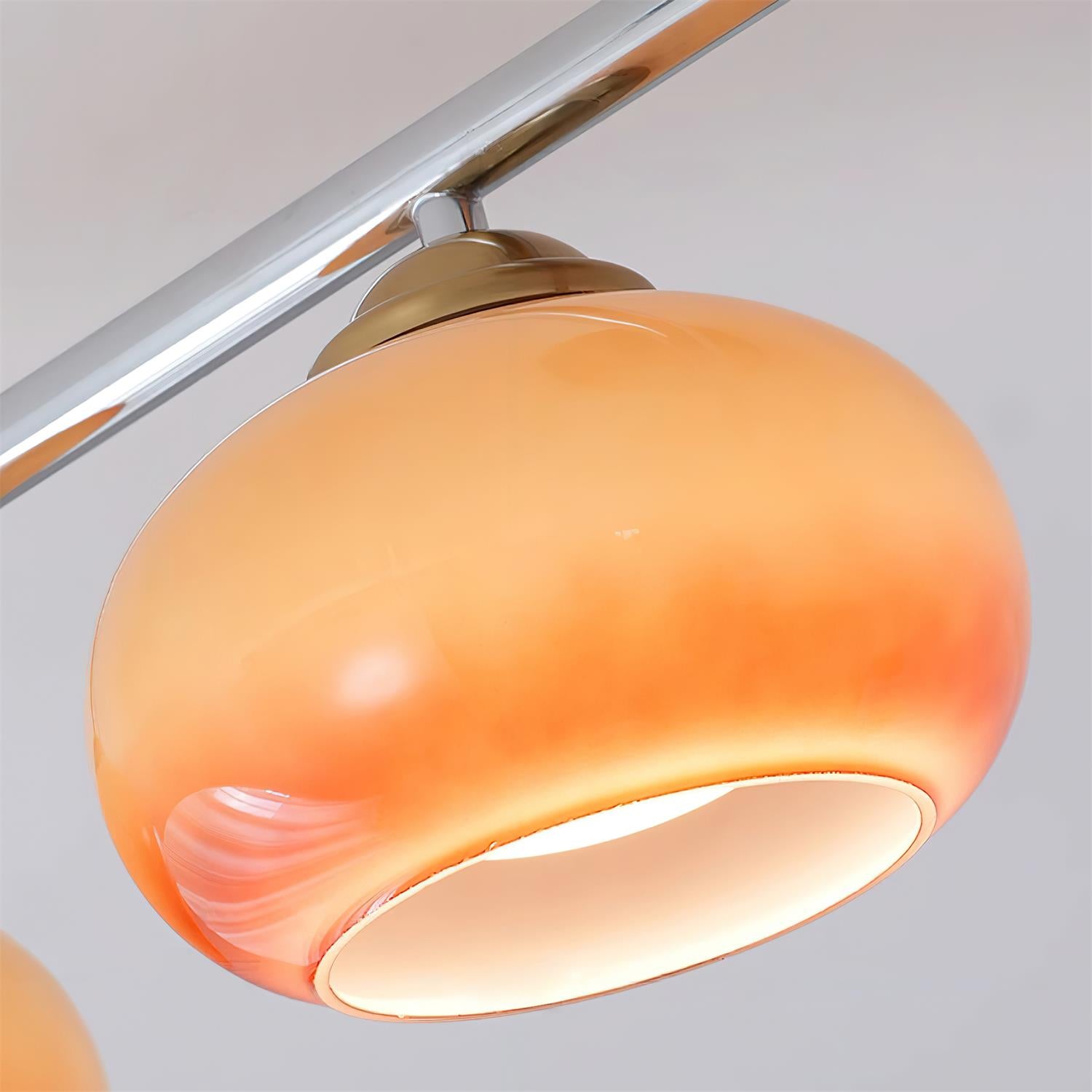 Lampe de plafond avec éclairage doux dans une salle à manger