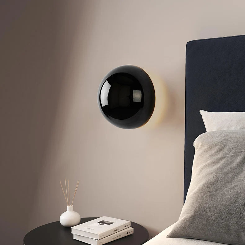 Vue rapprochée de l'applique avec globe en verre noir