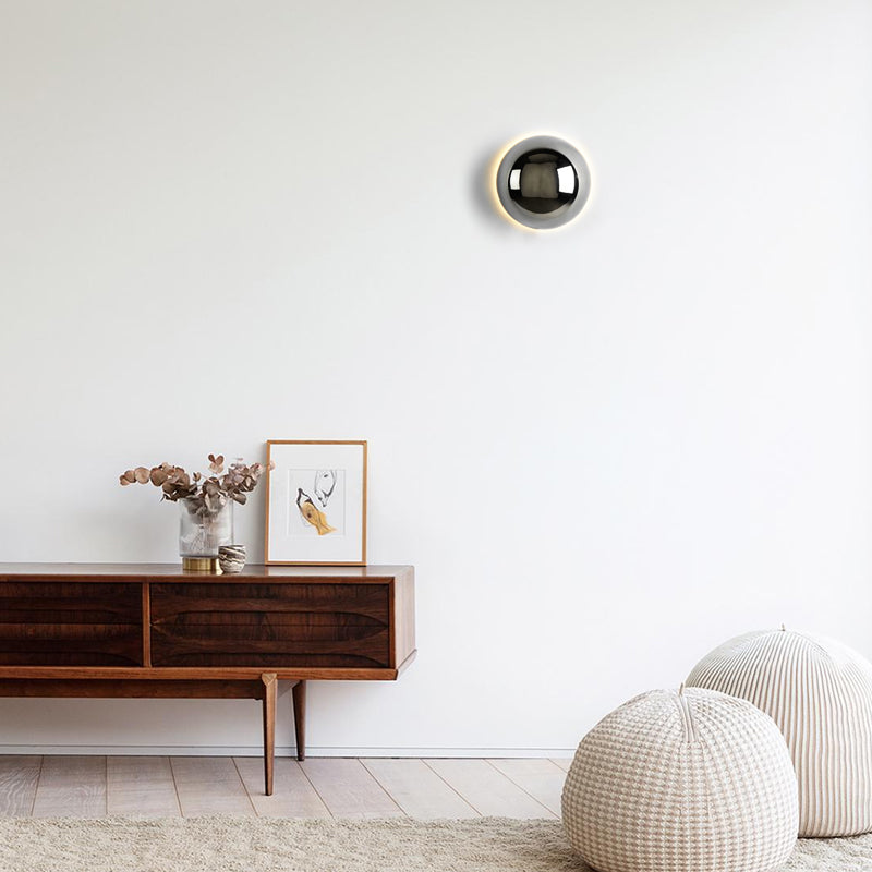 Applique murale LED éteinte sur fond blanc