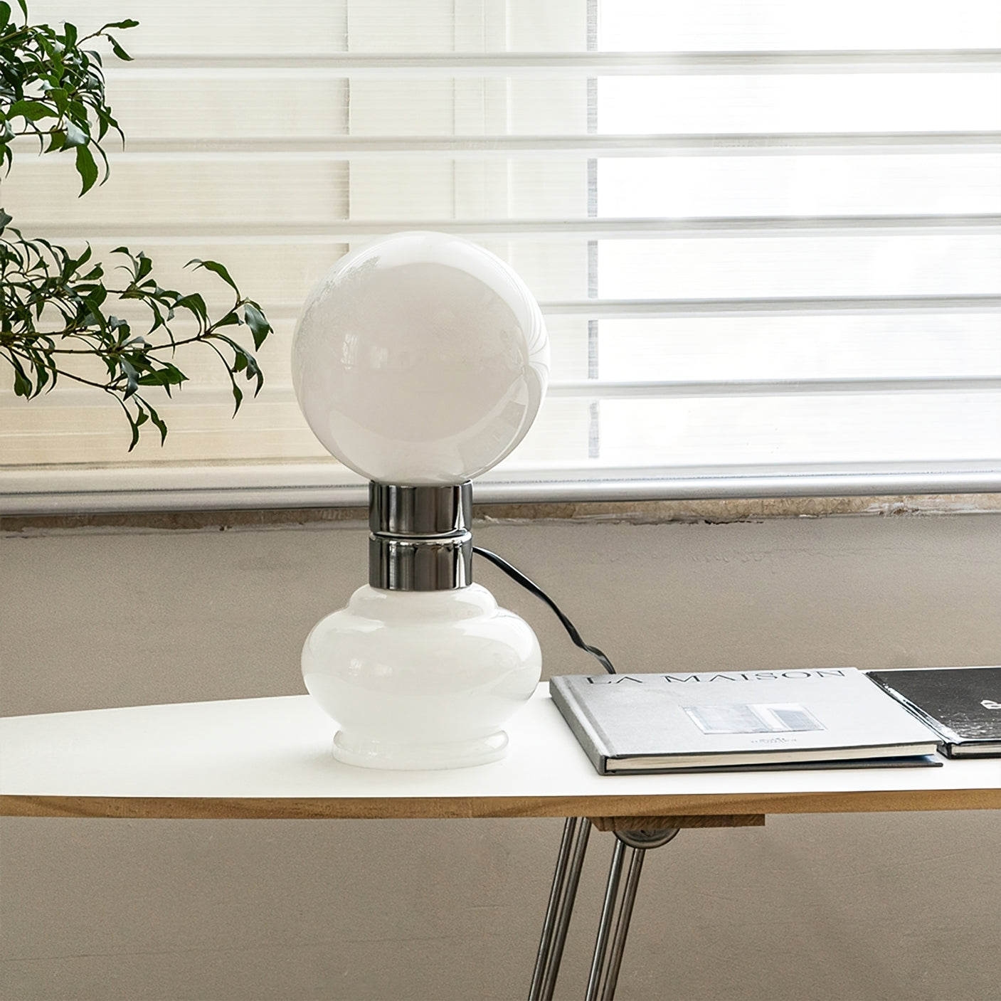 Gros plan sur l'abat-jour en verre blanc, design moderne