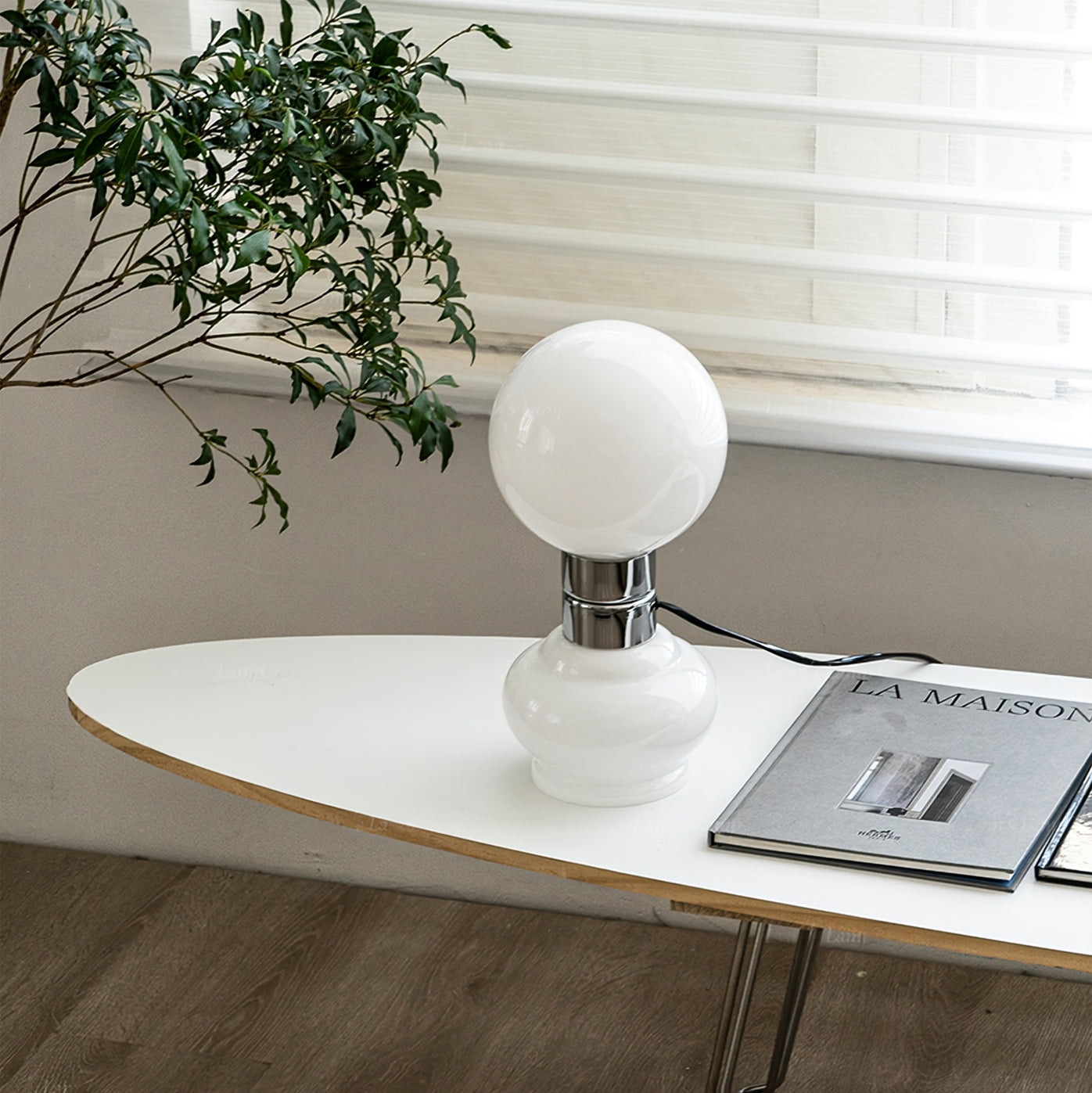 Lampe allumée, émettant une lueur chaude et apaisante