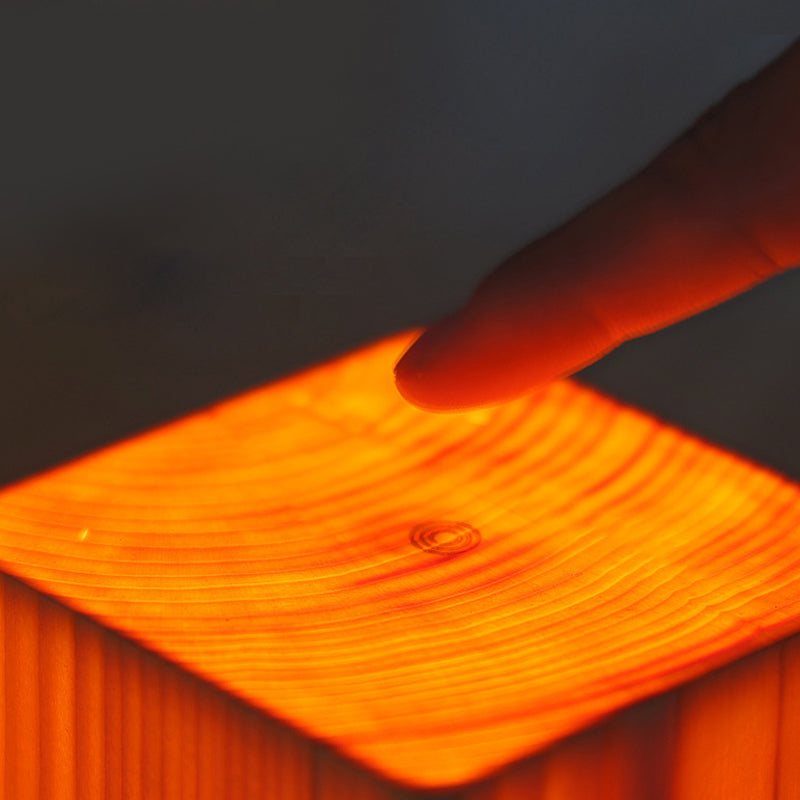 Gros plan sur le bouton tactile de la lampe LED