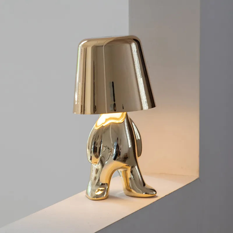 Lampe avec lumière tamisée dans un salon cosy
