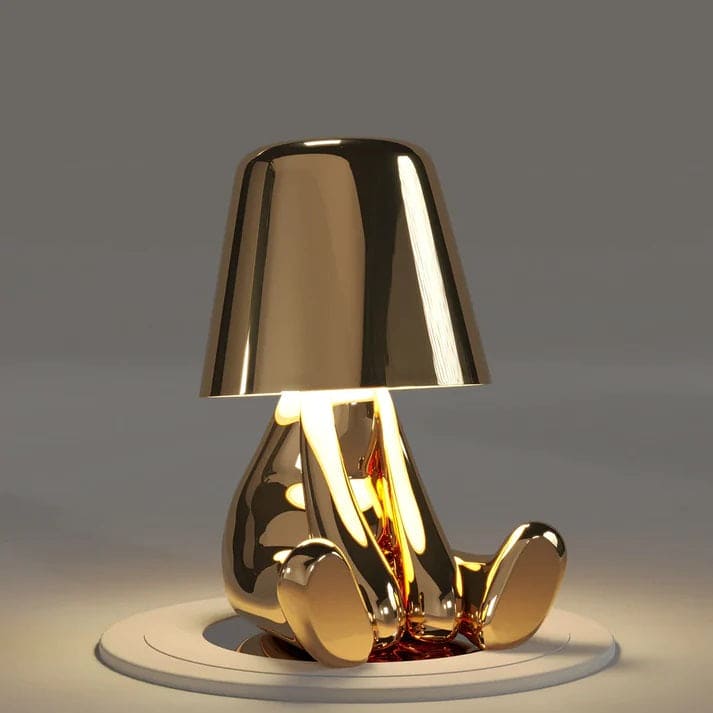 Lampe sur une table basse dans un salon moderne