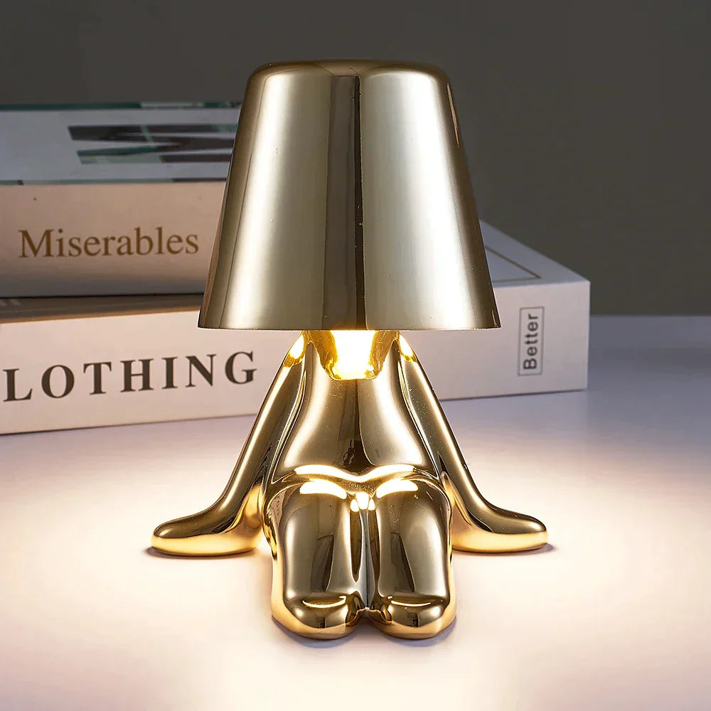 Lampe sur un bureau avec un ordinateur portable