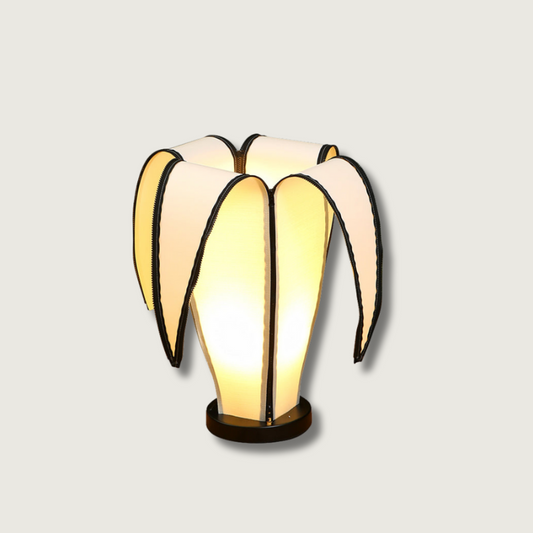 Lampe banane sur une table, créant une ambiance chaleureuse