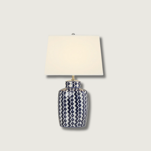 Vue d'ensemble de la lampe avec abat-jour et base décorative