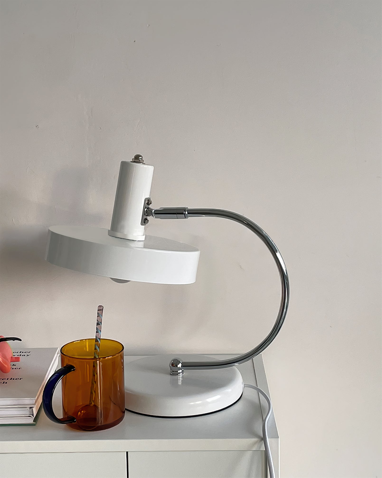 Lampe de table moderne en métal blanc sur un bureau