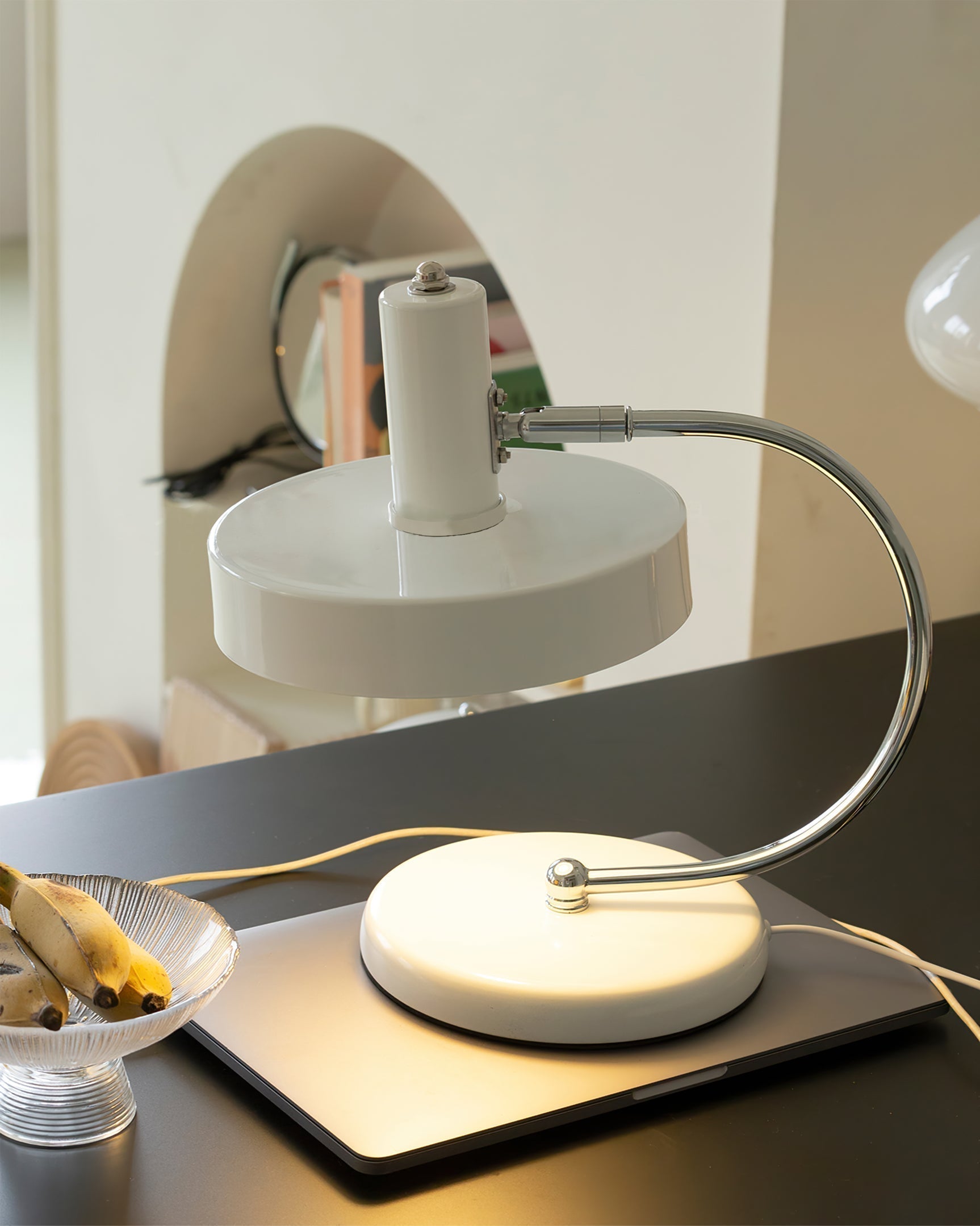 Profil latéral de la lampe montrant sa finition élégante