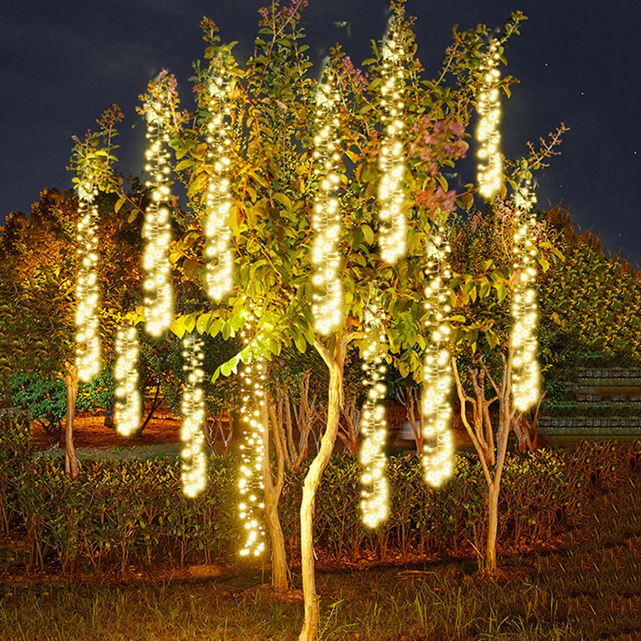 Guirlandes LED suspendues créant un effet pluie de météores