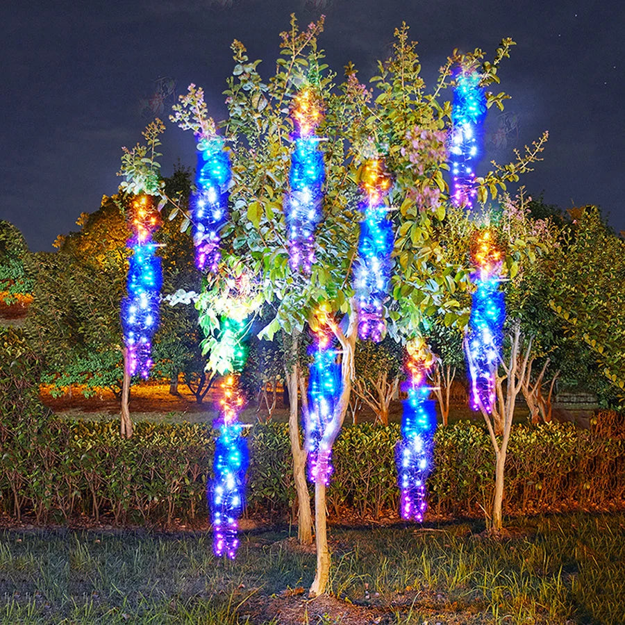 Détail des LEDs scintillantes en extérieur, ambiance chaleureuse