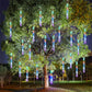 Vue rapprochée des guirlandes LED illuminant un jardin